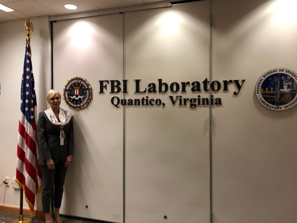 Наталія Нестор, заступник директора КНДІСЕ під час офіційного візиту до США у криміналістичній лабораторії ФБР